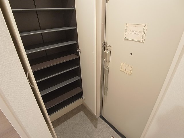 ラ・ヴェール鈴蘭の玄関|背の高いシューズボックス