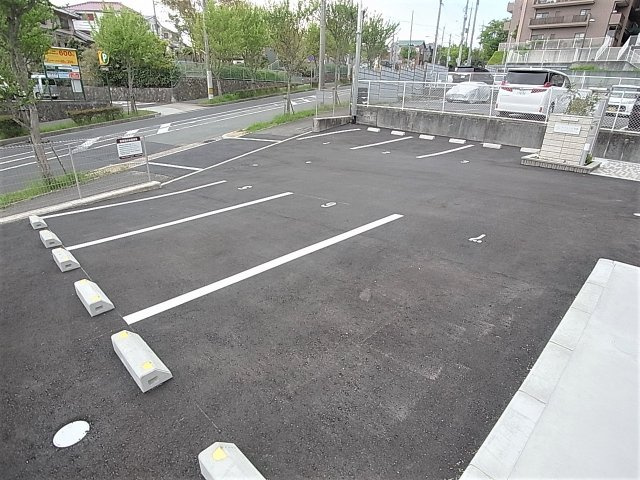 ラ・ヴェール鈴蘭の駐車場|駐車のしやすい敷地内平面駐車場を完備