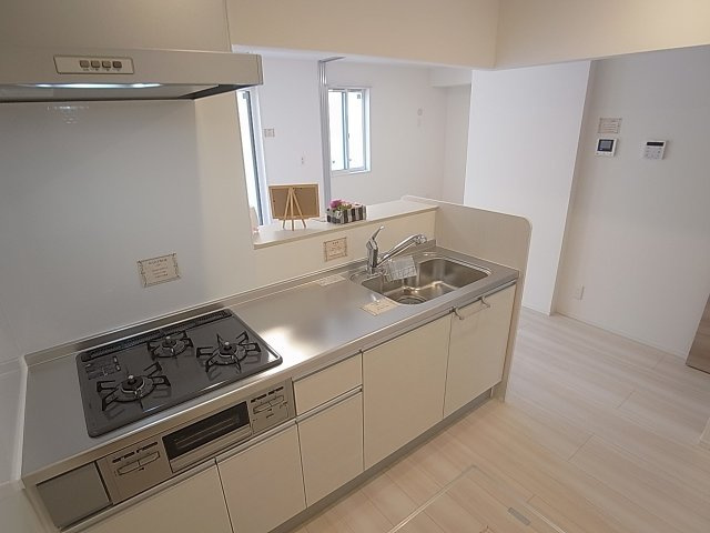 ラ・ヴェール鈴蘭のキッチン|システムキッチン、3口ガスコンログリル付