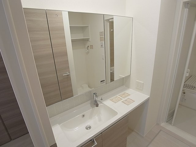 ラ・ヴェール鈴蘭の洗面所|ホテルの様な3面鏡独立洗面台を完備