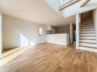 【居間・リビング】 | 綾瀬市深谷上5丁目 Ａ棟 | LDK16帖別角度