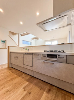 【キッチン】 | 綾瀬市深谷上5丁目 Ａ棟 | 食洗器・浄水器一体型水栓・三口ガスコンロ