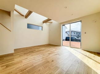 【居間・リビング】 | 綾瀬市深谷上5丁目 Ａ棟 | 3面採光：LDK16帖・リビング階段・リビング上部吹抜