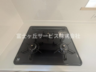【その他】 | 浜松市中央区馬郡町 新築一戸建て 2号棟 | 3口コンロがあります