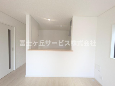 【キッチン】 | 浜松市中央区馬郡町 新築一戸建て 2号棟 | 前から見たキッチンです