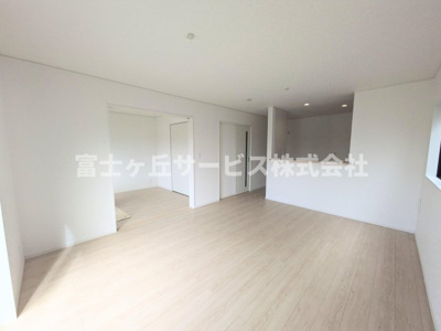 【居間・リビング】 | 浜松市中央区馬郡町 新築一戸建て 2号棟 | リビングダイニングです
