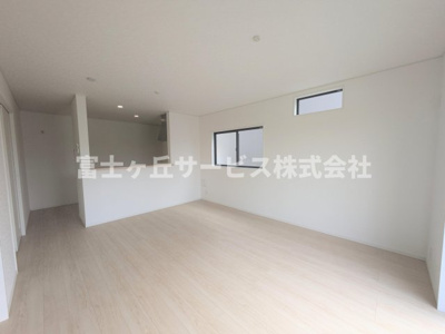 【居間・リビング】 | 浜松市中央区馬郡町 新築一戸建て 2号棟 | リビングです