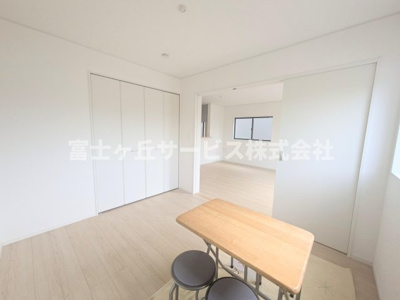 【洋室】 | 浜松市中央区馬郡町 新築一戸建て 2号棟 | リビング横の洋室です