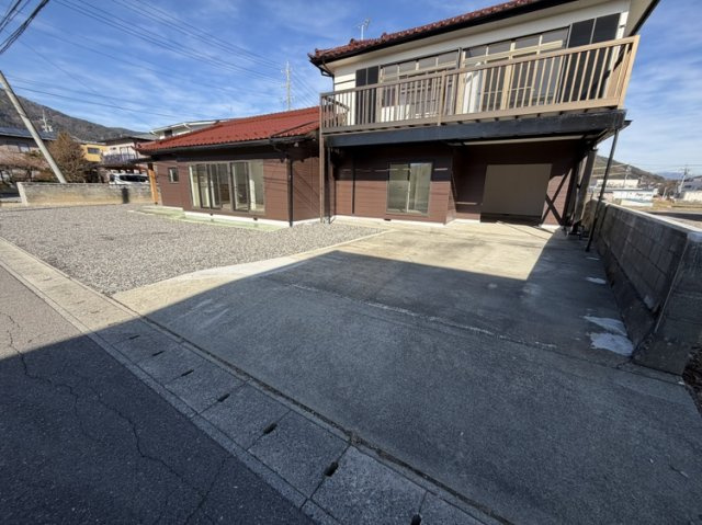 辰野町伊那富　中古住宅の駐車場