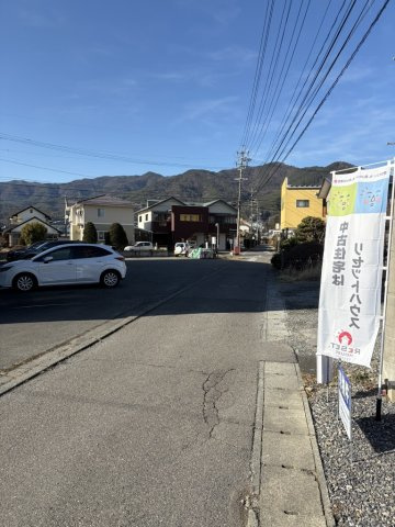 辰野町伊那富　中古住宅の前面道路含む現地写真