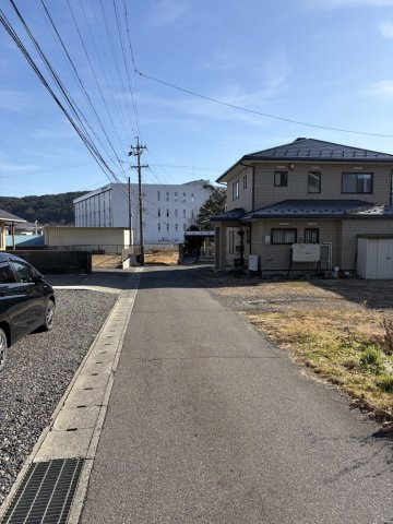 辰野町伊那富　中古住宅の前面道路含む現地写真