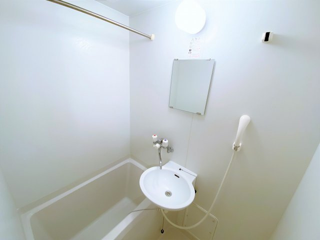 レオパレスパルミエの浴室|設備・仕様は号室により異なる為、現況を優先します。