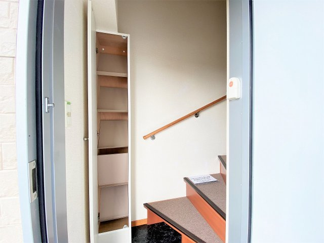 レオパレスパルミエの玄関|設備・仕様は号室により異なる為、現況を優先します。