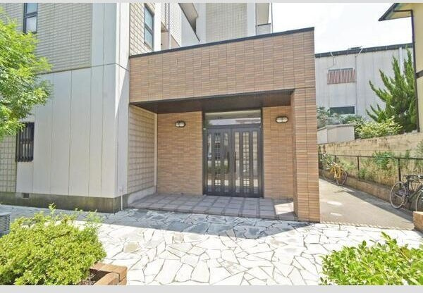 本州ビルⅡのエントランス|建物の内部です