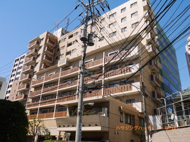 【外観】 | シーアイマンション立教前 | 陽光浴びる外観がシンプルな外観をより際立たせ、人々の記憶に存在感を植え付けます。