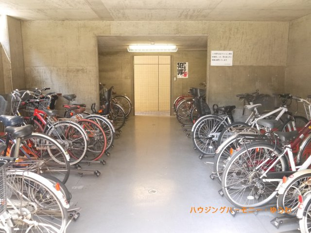 【駐輪場】 | シーアイマンション立教前 | 屋根付きの駐輪場となっていますので、雨の日でも大切な自転車が濡れずに済みます。