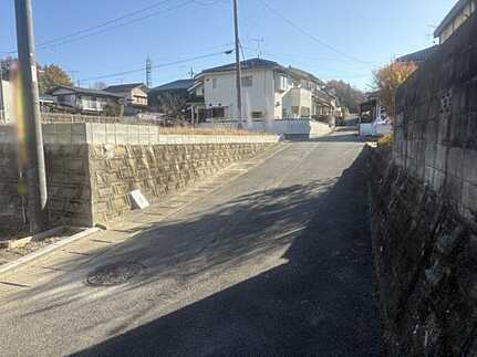 東広島市西条町田口　新築一戸建て(全2棟)の前面道路含む現地写真