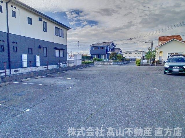 直方市大字感田のアパートの駐車場