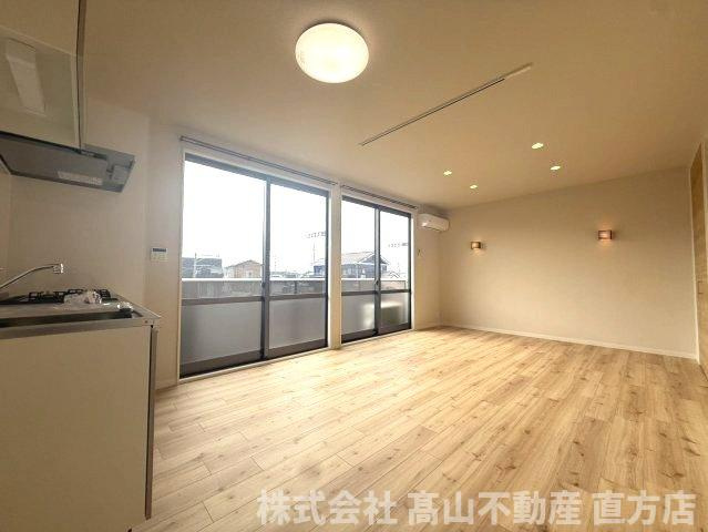 直方市大字感田のアパートの居間・リビング