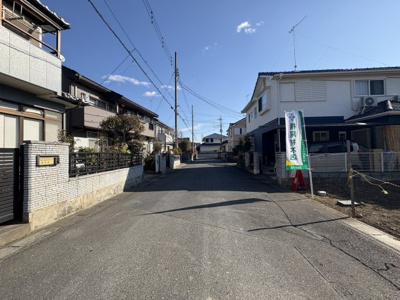【前面道路含む現地写真】 | 【肥塚第9期　現地外観】
※令和8年1月時点
