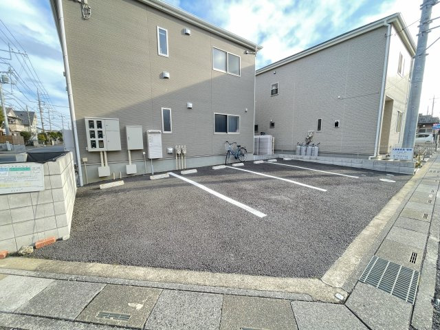 リーブルファイン八丁目1号棟の駐車場