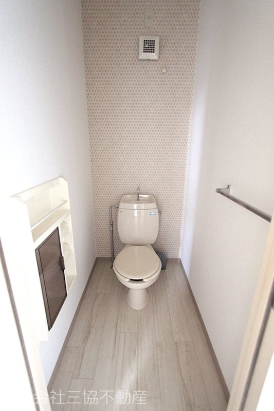 アド・ザックス本町1番館のトイレ|便利な収納棚付き