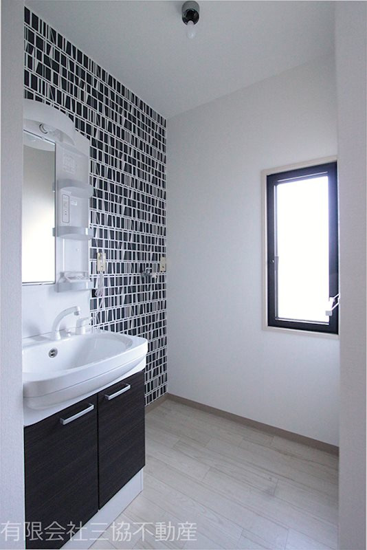 アド・ザックス本町1番館のロビー|洗面台＋洗濯機置き場　窓があり、採光・換気に便利です