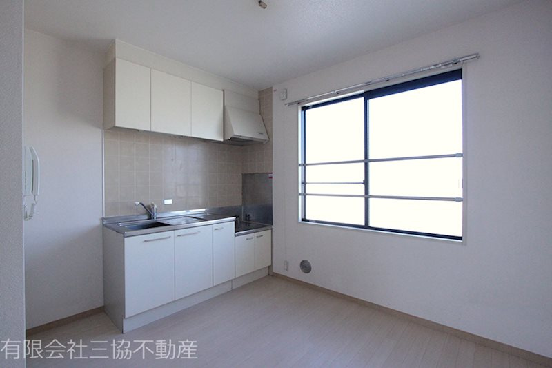 アド・ザックス本町1番館のキッチン|大きな窓があり、採光・換気に便利