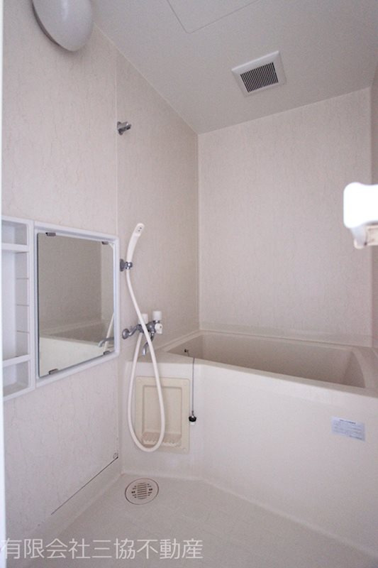 アド・ザックス本町1番館の浴室|鏡・棚付き