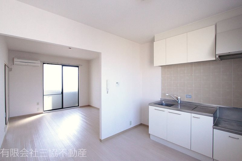 アド・ザックス本町1番館の居間・リビング|LDK12帖　エアコン付きのお部屋。南北に窓があり、通気良好