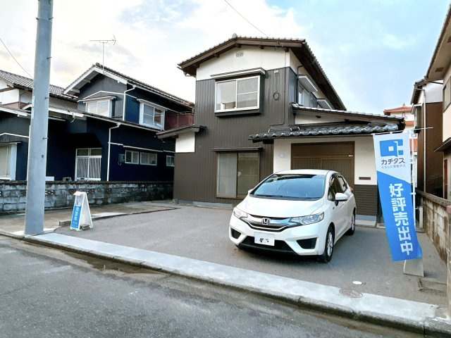 倉吉市西福守町中古戸建の外観|外壁全面塗装、屋根の点検を行いました。小動物などが床下に入らないように縁の下の網の張替を行いました。