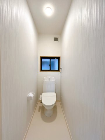 倉吉市西福守町中古戸建のトイレ|トイレは新品交換を行いました。床のクッションフロア張替え、壁と天井のクロス張替、照明交換を行いました。毎日肌に触れる水回りは新品が嬉しいですね。

