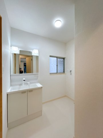 倉吉市西福守町中古戸建のその他|【同仕様写真】洗面化粧台は新品交換を行います。シャワーホース付きの蛇口がついていますので、朝の準備もはかどりますね。