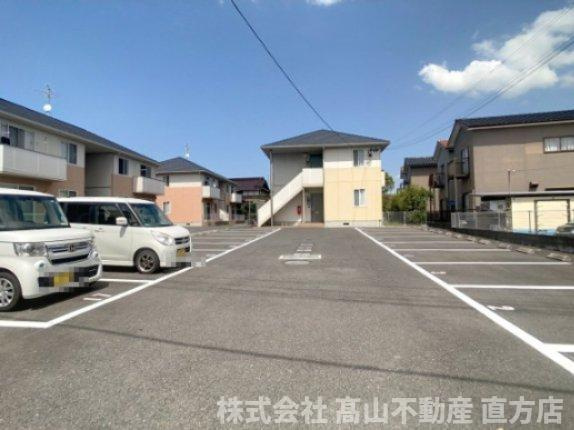 フローラHiB棟の駐車場