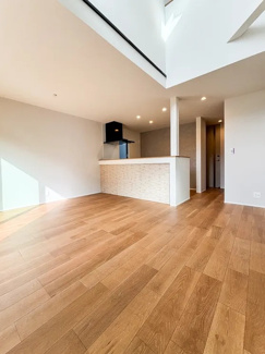 【居間・リビング】 | 綾瀬市深谷上5丁目 Ｂ棟 | LDK16帖別角度