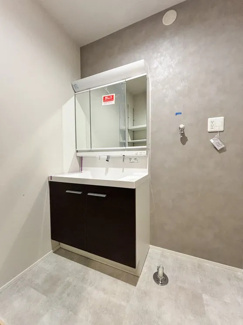 【洗面所】 | 綾瀬市深谷上5丁目 Ｂ棟 | 三面鏡付洗髪洗面化粧台