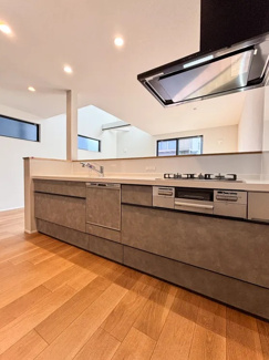 【キッチン】 | 綾瀬市深谷上5丁目 Ｂ棟 | 食洗器・浄水器一体型水栓・三口ガスコンロ