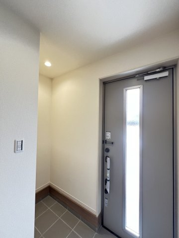 桜井市大豆越７期全5棟の玄関|土間収納もある玄関です