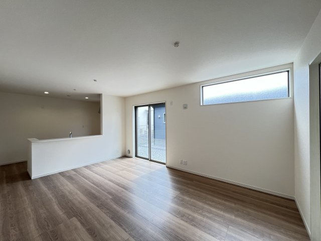 桜井市大豆越７期全5棟の居間・リビング|明るい空間のリビングでお寛ぎください