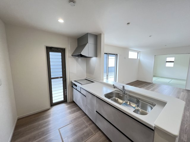 桜井市大豆越７期全5棟のキッチン|対面キッチンで家事の時間も会話を楽しめます