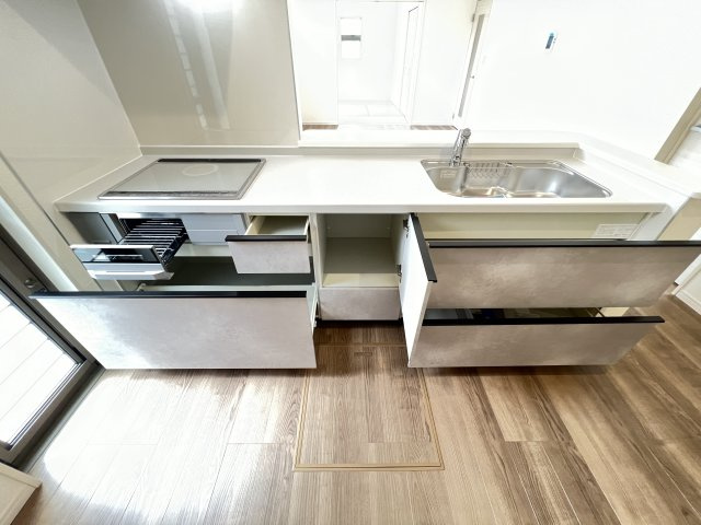 桜井市大豆越７期全5棟のキッチン|引き出し収納が使いやすいシステムキッチン