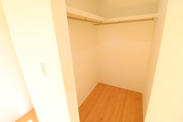 【収納】 | 川越市諏訪町　新築一戸建住宅　全1棟　(ふじみ野店) | 洋室8.7帖　WIC
主寝室には収納力のあるウォークインクローゼット付。居室スペースが広々有効に使えます。