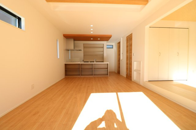 【居間・リビング】 | 川越市諏訪町　新築一戸建住宅　全1棟　(ふじみ野店) | LDK18帖
南向きの明るいLDKは18帖と広々。自然と家族が集まる心地よい空間に。