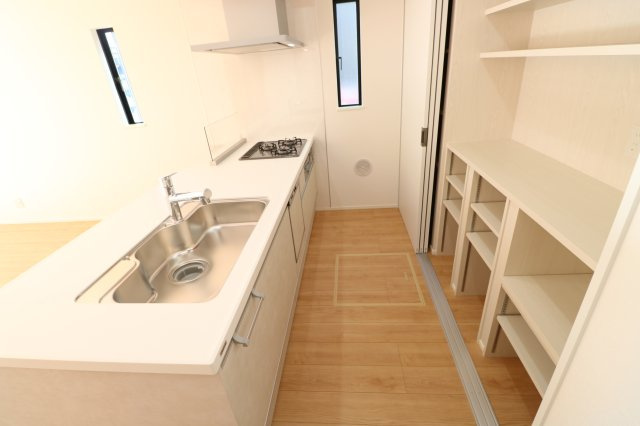 【キッチン】 | 川越市諏訪町　新築一戸建住宅　全1棟　(ふじみ野店) | 家事仕事をしながら、リビングにいる家族の気配が感じられます