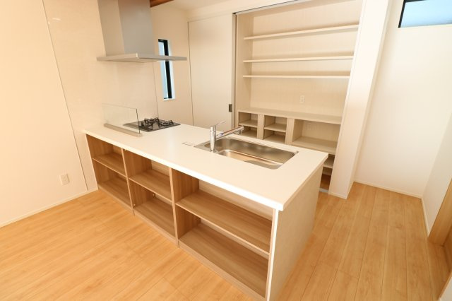 【キッチン】 | 川越市諏訪町　新築一戸建住宅　全1棟　(ふじみ野店) | ご家族のコミュニケーションが深まるカウンターキッチン採用！料理を作りながら対話が楽しめます！