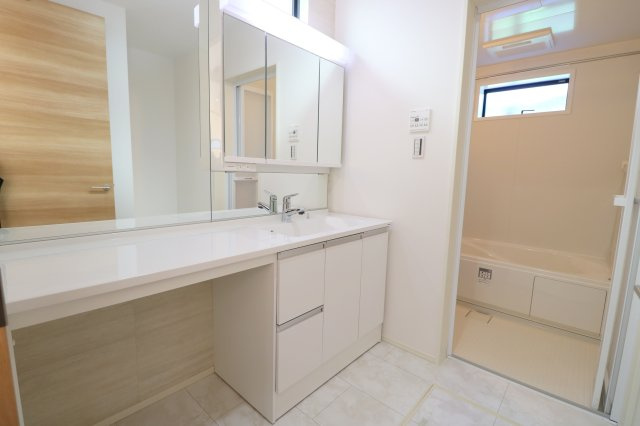 【独立洗面台】 | 川越市諏訪町　新築一戸建住宅　全1棟　(ふじみ野店) | ゆとりの洗面スペースで朝の身支度もスムーズに。