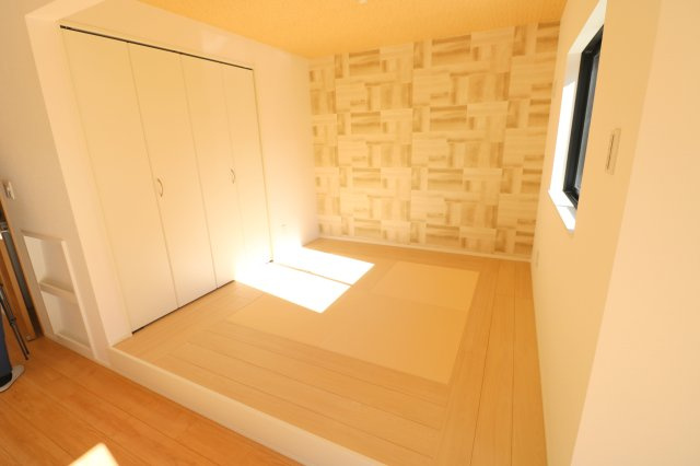 【和室】 | 川越市諏訪町　新築一戸建住宅　全1棟　(ふじみ野店) | 和室4.5帖
ちょっとした和室の空間もオシャレに演出。友達にも自慢したくなるような、デザインを施します。