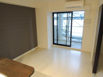 【居間・リビング】 | LA MAISON VERTE | こちらの居間で趣味の時間をお楽しみください