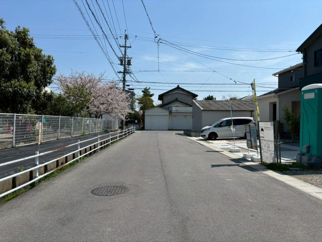 新築戸建　大垣市禾森　全8区画分譲の前面道路含む現地写真|「現地（2026年4月3日）撮影」　　
■前面道路　
■ヤマダ不動産　株式会社リライフ