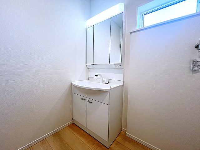 新築戸建・新築建売　郡山市富久山町久保田第29　行健小・行健中の洗面所|三面鏡タイプの独立洗面台で、身だしなみチェックも収納力も◎洗面まわりもすっきり清潔に保てます！